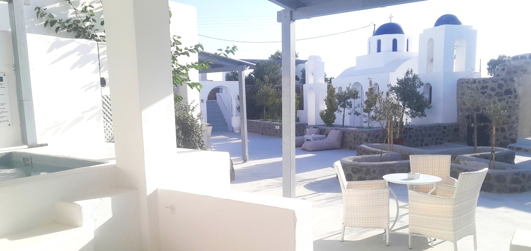 studio-suite patio in Oia, of the hotel sea paradise villas santorini