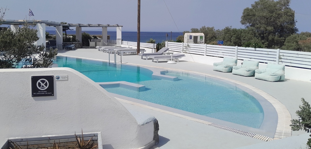 The pool area of the hotel in oia